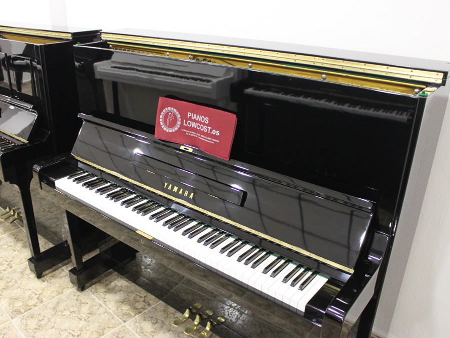 Piano Yamaha segunda mano U5 U5D de 131cm de altura con pedal sostenuto