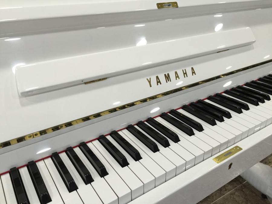 Piano de pared blanco marca Yamaha U1 U1G U1F de 121 cm de altura renovado